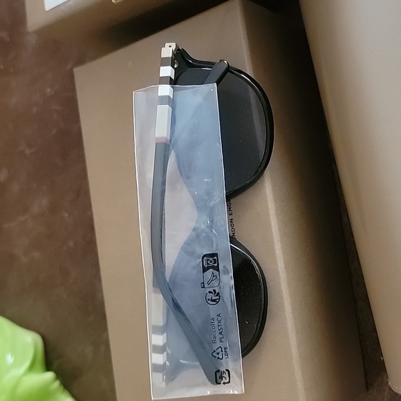 Burberry sunglasses nwt firm! - Picture 4 of 9